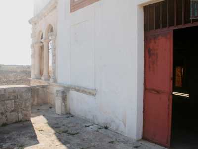 L'ingresso principale � costituito da una porta rossa in metallo